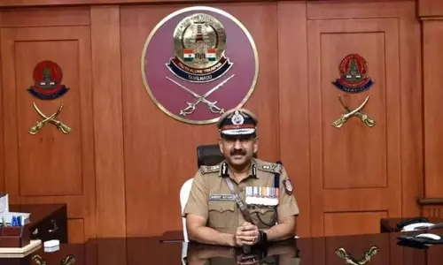 2 இன்ஸ்பெக்டர்கள் உள்பட 24 போலீசாருக்கு கமிஷனர் பாராட்டு 2 இன்ஸ்பெக்டர்கள் உள்பட 24 போலீசாருக்கு கமிஷனர் பாராட்டு