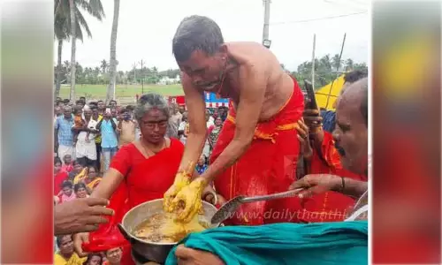 கொதிக்கும் எண்ணெயில் கையால் வடை எடுத்த பக்தர்