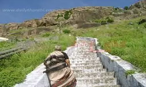 சோளிங்கரில் மலைக்கோவில் பாதையில் மண் சரிவு ஏற்படும் அபாயம்