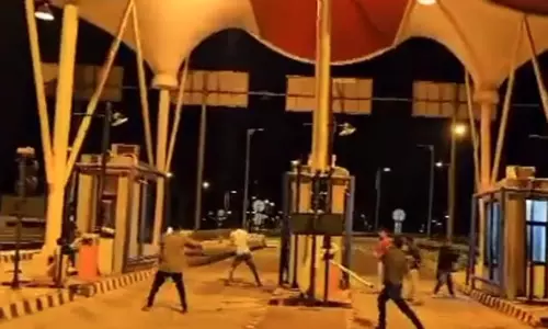 மராட்டியத்தில் சுங்க சாவடியை அடித்து நொறுக்கிய நவநிர்மாண் சேனா கட்சியினர்-  வைரலாகும் வீடியோ