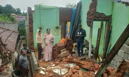 கூடலூரில் மழை: வீட்டின் சுவர் இடிந்து 2 தொழிலாளர்கள் படுகாயம்