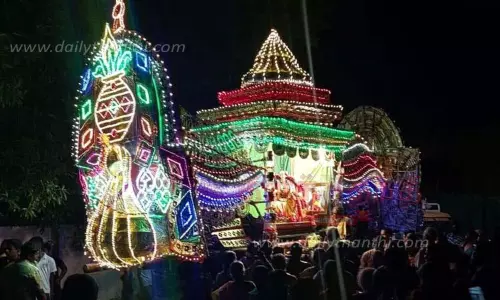 முத்துப்பல்லக்கில் அம்மன் வீதி உலா