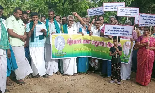 கீழ்பவானி பாசன பாதுகாப்பு இயக்கத்தினர் ஆர்ப்பாட்டம்