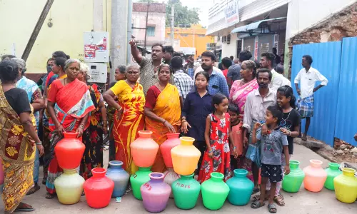 குடிநீர் வழங்கக்கோரி காலி குடங்களுடன் பொதுமக்கள் சாலை மறியல்