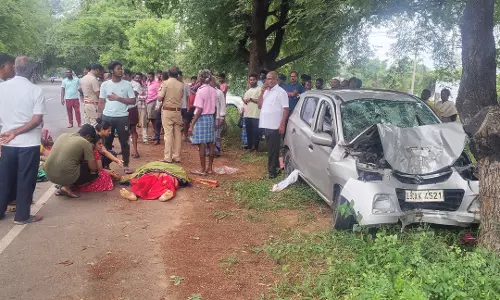 மரத்தின் மீது கார் மோதி மாமியார்- மருமகள் பலி