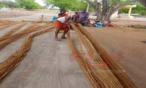 தயாராகும் பிரமாண்ட தேர் வடக்கயிறு