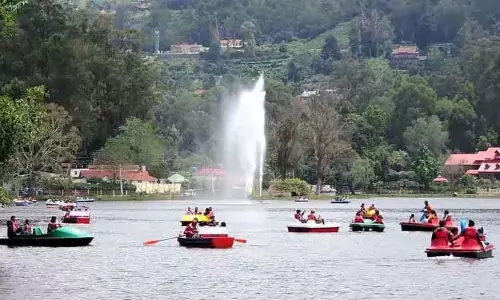 கொடைக்கானலில் குவிந்த சுற்றுலா பயணிகள் கொடைக்கானலில் குவிந்த சுற்றுலா பயணிகள்
