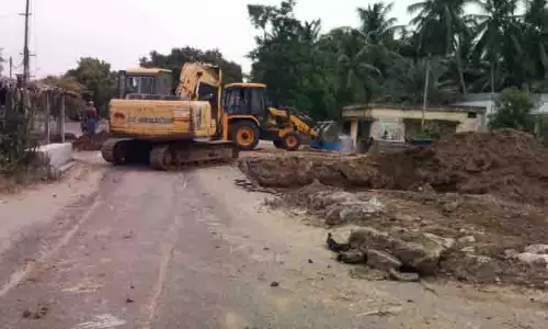 நொய்யல் பகுதியில் பாலம் கட்டும் பணிக்காக போக்குவரத்து நிறுத்தம்