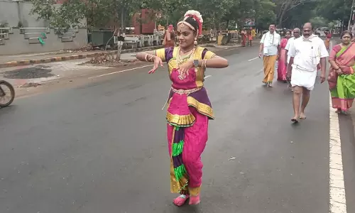 பரதநாட்டியம் ஆடியபடி ஆந்திர மாணவி கிரிவலம்