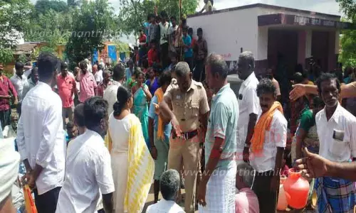 காலிக்குடங்களுடன் பொதுமக்கள் சாலை மறியல்