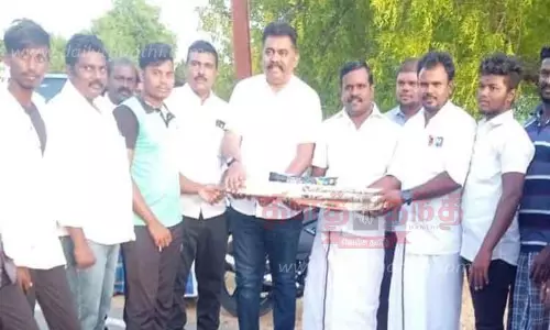 இளைஞர்களுக்கு விளையாட்டு உபகரணங்கள்