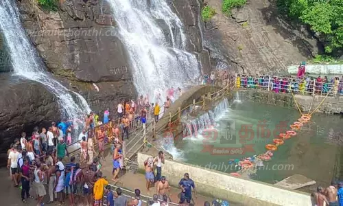 குற்றாலம் அருவிகளில் சுற்றுலா பயணிகள் ஆனந்த குளியல்