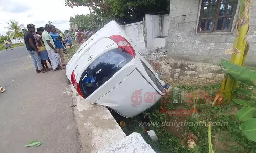 சாலையோர பள்ளத்தில் கார் கவிழ்ந்தது