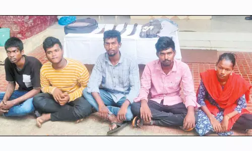 சைதாப்பேட்டை ரெயில் நிலையத்தில் பெண் வியாபாரி கொலையில் தங்கை உள்பட 5 பேர் கைது சைதாப்பேட்டை ரெயில் நிலையத்தில் பெண் வியாபாரி கொலையில் தங்கை உள்பட 5 பேர் கைது