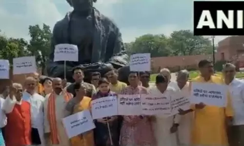 பெண்களுக்கு எதிரான குற்றங்கள்; நாடாளுமன்றத்தில் காந்தி சிலை முன் ராஜஸ்தான் பா.ஜ.க. எம்.பி.க்கள் போராட்டம்