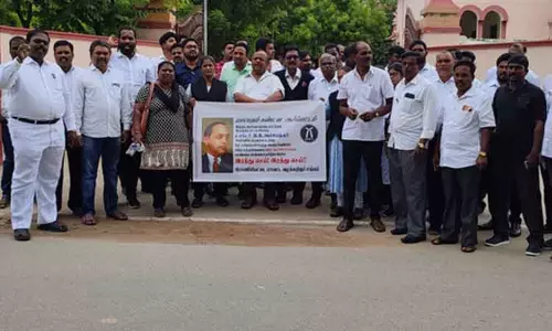 அனைத்து வழக்கறிஞர்கள் சங்கத்தின் சார்பில் ஆர்ப்பாட்டம்