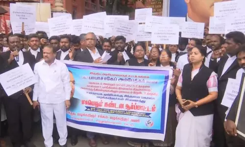 அம்பேத்கர் புகைப்படத்தை அகற்றும் சுற்றறிக்கையை ரத்து செய்ய வலியுறுத்தி வழக்கறிஞர்கள் போராட்டம்..!