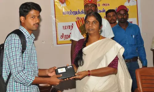 பார்வையற்ற மாற்றுத் திறனாளிக்கு பிரெய்லி ரீடர் கருவி