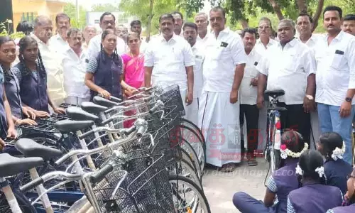 பள்ளி மாணவ-மாணவிகளுக்கு இலவச சைக்கிள்; எம்.எல்.ஏ. வழங்கினார் பள்ளி மாணவ-மாணவிகளுக்கு இலவச சைக்கிள்; எம்.எல்.ஏ. வழங்கினார்