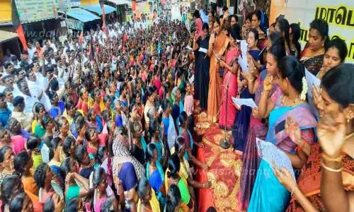 தி.மு.க. மகளிர் அணியினர் ஆர்ப்பாட்டம்