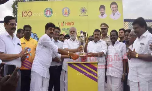 ஆக்கி போட்டி கோப்பையை அறிமுகம் செய்த அமைச்சர்கள்