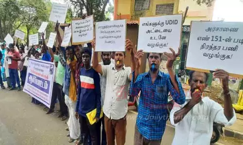 விசில் ஊதி மாற்றுத்திறனாளிகள் போராட்டம்