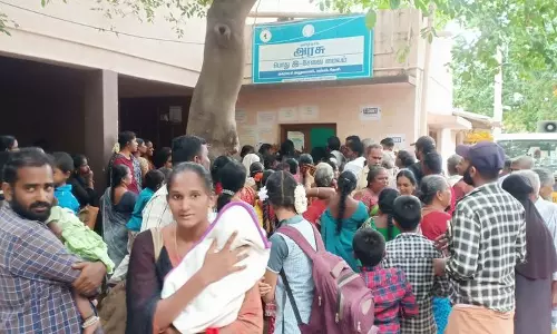 இ-சேவை மையத்தில் குவிந்த பொதுமக்கள்