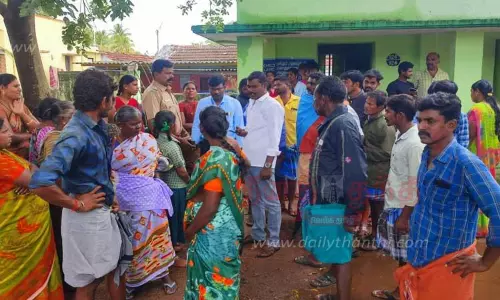 சாலை மறியலில் ஈடுபட முயன்றதால் பரபரப்பு