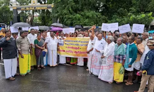 சப்-கலெக்டர் அலுவலகத்தை நெசவாளர்கள் முற்றுகை