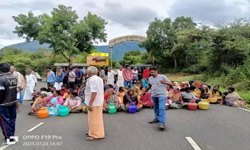 மசினகுடி அருகே குடிநீர் தொட்டி கட்ட தடை: வனத்துறையை கண்டித்து கிராம மக்கள் சாலை மறியல்