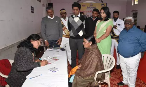 நீலகிரி மாவட்டத்தில் கலைஞர் மகளிர் உரிமைத்தொகை திட்டத்திற்கான விண்ணப்ப பதிவு தொடக்கம்-கலெக்டர் அம்ரித் நேரில் ஆய்வு