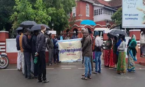 ஊட்டியில் அரசு ஊழியர்கள் ஆர்ப்பாட்டம்