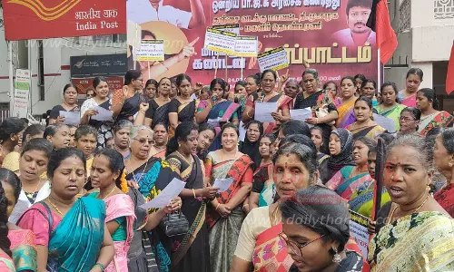 கும்பகோணத்தில், தி.மு.க. மகளிர் அணியினர் ஆர்ப்பாட்டம்