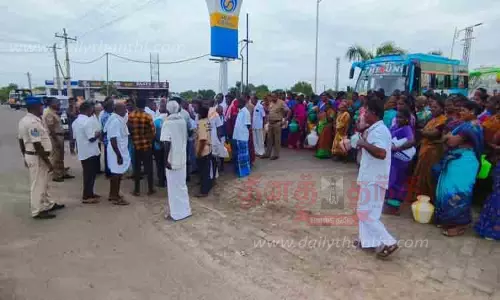 கலெக்டர் அலுவலகத்தை முற்றுகையிட 4 வேன்களில் சென்ற கிராம மக்கள்