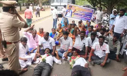 பிணம்போல் வேடமிட்டு நூதன போராட்டம்