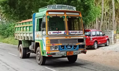 அசுர வேகத்தில் செல்லும் லாரிகள்