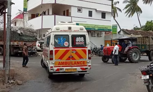 போக்குவரத்து நெரிசலில் சிக்கித் தவித்த ஆம்புலன்ஸ்