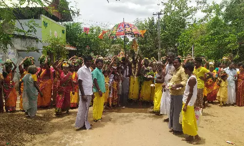 குமராட்சி அருகே பெண்கள் பால்குட ஊர்வலம்