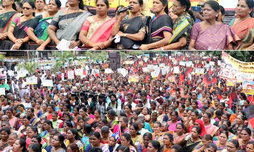 தி.மு.க. மகளிர் அணி நிர்வாகிகள் ஆர்ப்பாட்டம்