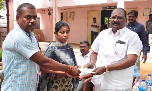 பொதுத்தேர்வில் சாதனை படைத்த மாணவர்களுக்கு கல்வி உதவித்தொகை