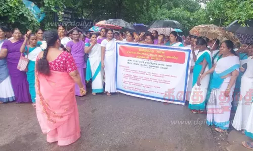 தர்மபுரி கலெக்டர் அலுவலகம் முன்புசுகாதார செவிலியர்கள் ஆர்ப்பாட்டம்