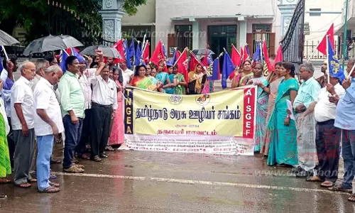 தேர்தல் வாக்குறுதிகளை நிறைவேற்ற வலியுறுத்திதர்மபுரியில் அரசு ஊழியர்கள் ஆர்ப்பாட்டம்