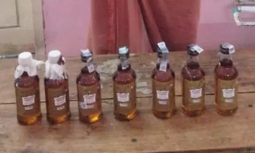 மதுபாட்டில்கள் விற்ற 3 பேர் கைது