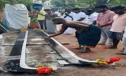 நேர்த்திக்கடனுக்காக தயாரான 2 ராட்சத அரிவாள்கள்