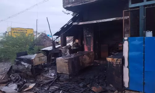 ஓட்டல் தீயில் எரிந்து நாசம்