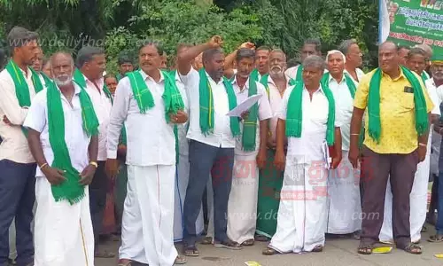 இலவச மின்சாரம் துண்டிப்பை கண்டித்து ஆர்ப்பாட்டம் இலவச மின்சாரம் துண்டிப்பை கண்டித்து ஆர்ப்பாட்டம்