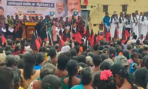 தி.மு.க. மகளிர் அணியினர் ஆர்ப்பாட்டம்