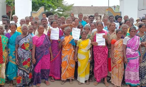 கலெக்டர் அலுவலகத்தை கிராம மக்கள் முற்றுகை