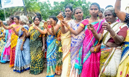 தாலிக்கயிறை கையில் ஏந்தி பெண்கள் ஆர்ப்பாட்டம்