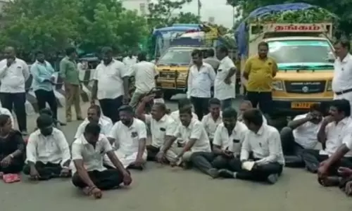 துறையூரில் வக்கீல்கள் சாலை மறியல்